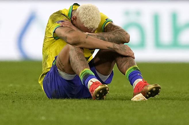 브라질 축구대표팀 네이마르가 10일 크로아티아와의 2022 카타르 월드컵 8강전에서 패배한 뒤 슬퍼하고 있다. 알라이얀 | AP연합뉴스