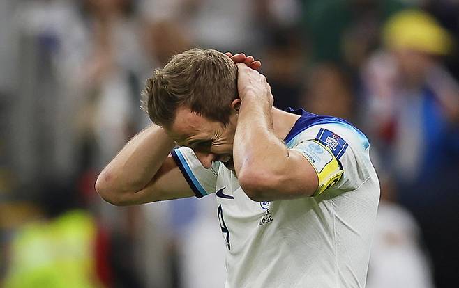 잉글랜드 해리 케인이 11일 카타르월드컵 프랑스와 8강전에서 페널티킥을 놓친 뒤 아쉬워하고 있다. 도하 | EPA연합뉴스