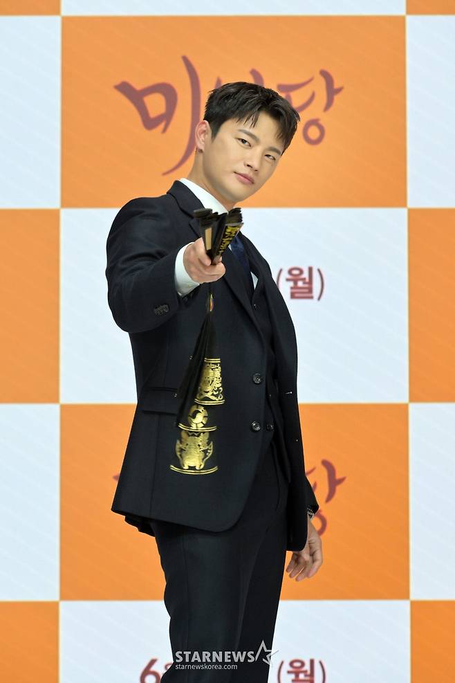 가수 겸 배우 서인국이 27일 오후 온라인으로 진행된 KBS2 월화드라마 '미남당' 제작발표회에 참석해 포즈를 취하고 있다.  '미남당'은 카카오 페이지 공모전에서 대상을 수상한 화제작 '미남당-사건수첩'을 원작으로 하는 전직 프로파일러이자 현직 박수무당의 좌충우돌 미스터리 코믹 수사극이다. / 사진제공=KBS /사진=김창현 기자 chmt@