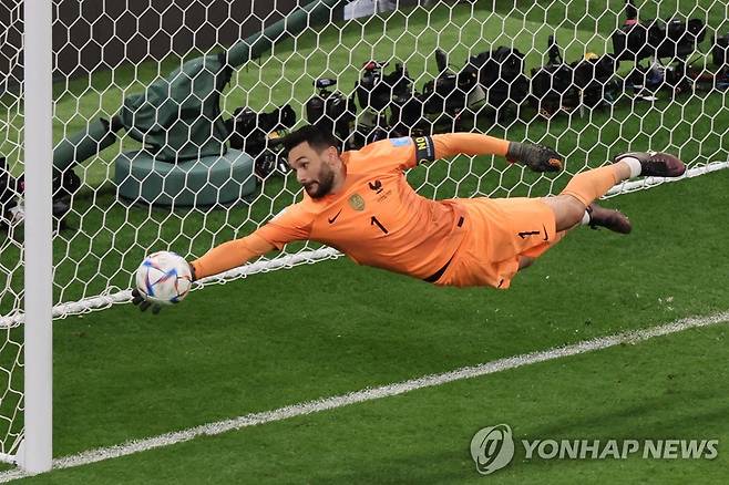 볼 막는 위고 요리스 [AFP=연합뉴스]