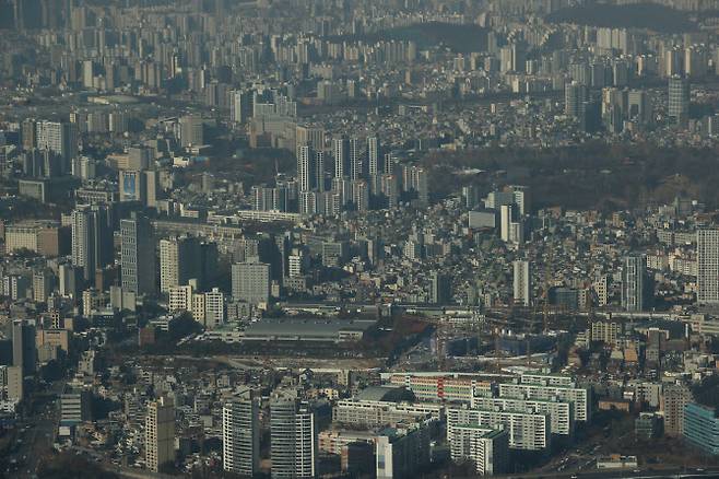 부동산 전문가들은 금리 급등에 따른 부채 상환 부담 증대로 매수 심리 위축이 이어지면서 가격 하락이 장기화 할 가능성에 주목한다. 사진은 11일 서울 시내 아파트 단지의 모습. (사진=연합뉴스)