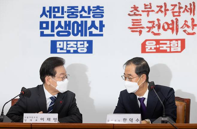 이재명(왼쪽) 더불어민주당 대표와 한덕수 국무총리가 12일 오후 서울 여의도 국회에서 대화를 하고 있다.(사진=뉴스1)