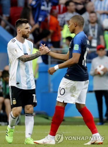 2018 러시아 월드컵 당시 16강전이 끝나고 악수를 나누는 아르헨티나의 리오넬 메시와 프랑스의 킬리안 음바페 사진=EPA/연합뉴스
