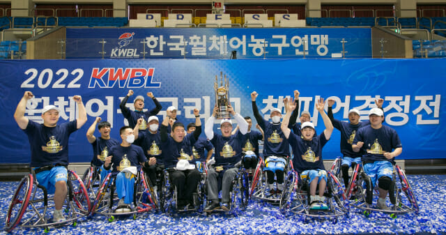 지난 11일 춘천 호반체육관에서 열린 '2022 KWBL 휠체어농구리그' 챔피언 시상식에서 코웨이 휠체어농구단 선수들이 챔피언 모자를 던지며 우승 세리머니를 하고 있다. (사진=코웨이)