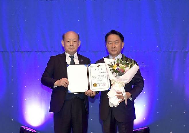 이성헌 서대문구청장(오른쪽)이 송두환 국가인권위원장으로부터 인권상을 수상한 뒤 기념 촬영을 하고 있다.
