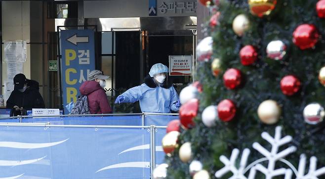 11일 오전 서울 송파구보건소에 마련된 코로나 선별진료소에서 의료진이 검사를 받기 위해 찾아온 시민들을 안내하고 있다. /조선DB