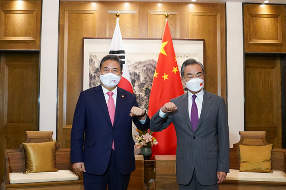 지난 8월 대면 회담에서 만난 박진 외교부 장관(왼쪽)과 왕이 중국 외교부장. 외교부 제공