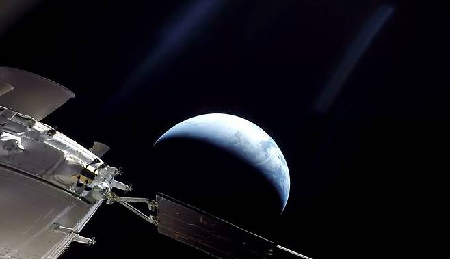 달 왕복여행 마지막날인 11일 오리온 우주선이 3만2000km 거리의 우주에서 바라본 지구. 나사 제공