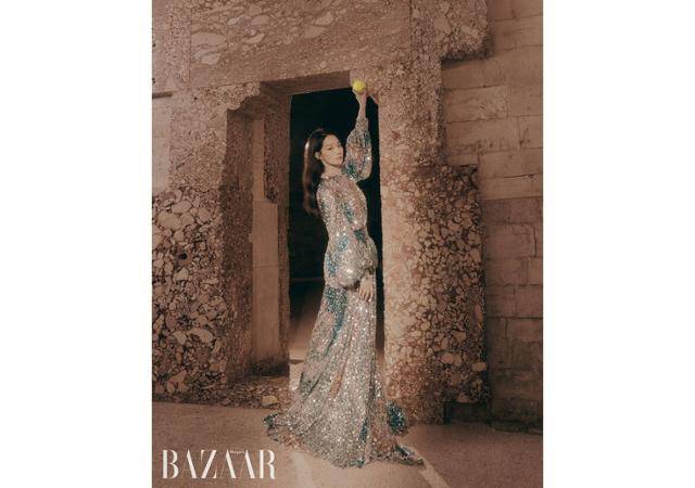 신민아가 풍성한 스팽글 드레스로 과감한 콘셉트를 만났다. 하퍼스 바자 코리아 제공