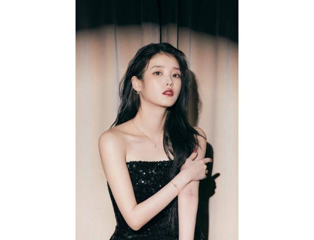 아이유가 파격적인 스팽글 드레스로 고혹적인 이미지를 연출했다. 제이에스티나