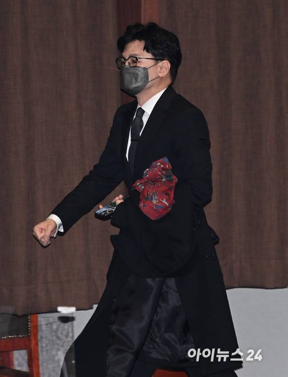 한동훈 법무부 장관이 8일 오후 서울 여의도 국회에서 열린 본회의에 참석한 후 본회의장을 빠져 나가고 있다. [사진=김성진 기자]