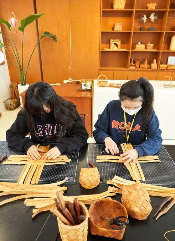 테이프를 사용해 가로세로 6줄 바닥짜기를 하는 소중 학생기자단. 수직·수평을 잘 맞춰 격자로 엮어준다.