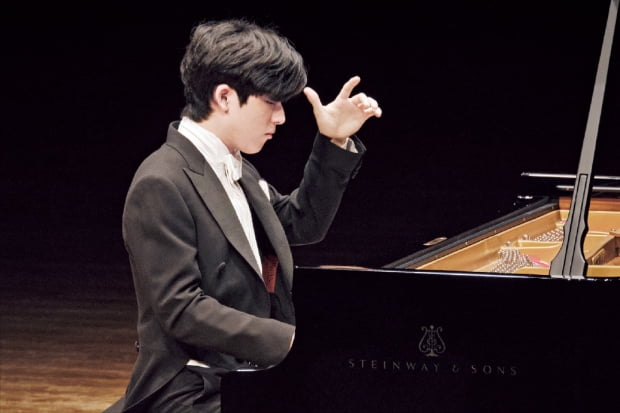 피아니스트 임윤찬이 지난 10일 서울 예술의전당 콘서트홀에서 연주하고 있다.  목프로덕션 제공