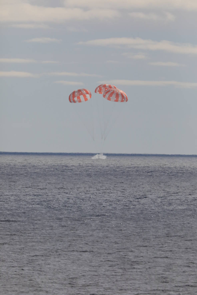 아르테미스 1호의 인간 탑승 예정 공간인 ‘오리온 우주선’이 11일(현지시간) 멕시코에 인접한 태평양에 착수하고 있다. 미국 항공우주국(NASA) 제공