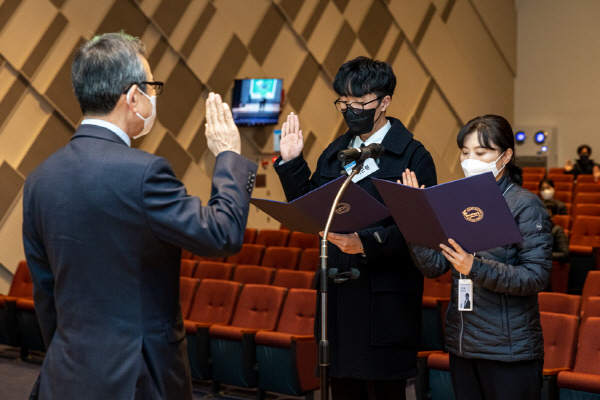 국립부산과학관 김영환(왼쪽) 관장이 11일 청렴서약식에서 선서를 하고 있다. 국립부산과학관 제공