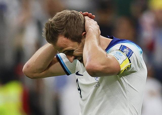 잉글랜드 축구 대표팀 주장 해리 케인이 11일(한국시간) 카타르 알코르의 알바이트 스타디움에서 열린 프랑스와의 월드컵 8강전에서 페널티킥을 실축한 뒤 자책하고 있다. EPA연합뉴스