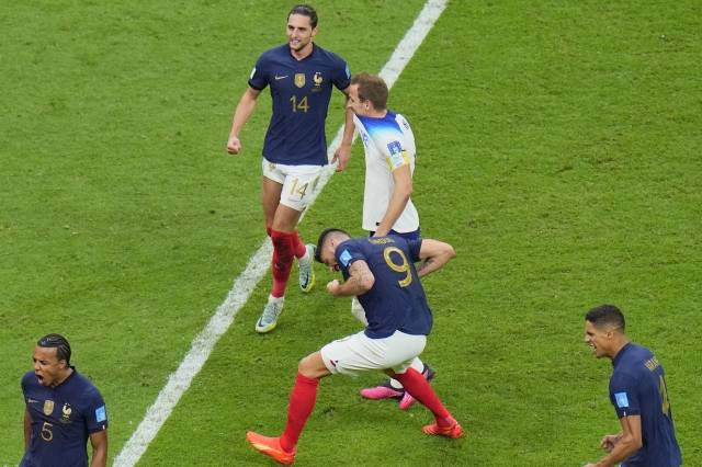 잉글랜드 축구 대표팀 주장 해리 케인이 11일(한국시간) 카타르 알코르의 알바이트 스타디움에서 열린 프랑스와의 월드컵 8강전에서 페널티킥을 실축한 뒤 자책하고 있다. AP연합뉴스