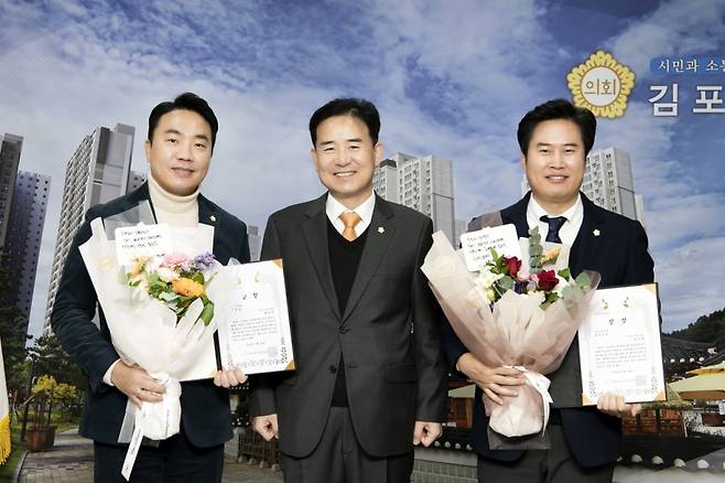 좌측부터 오강현 김포시의회 부의장, 김인수 의장, 배강민 의원/사진제공=김포시의회