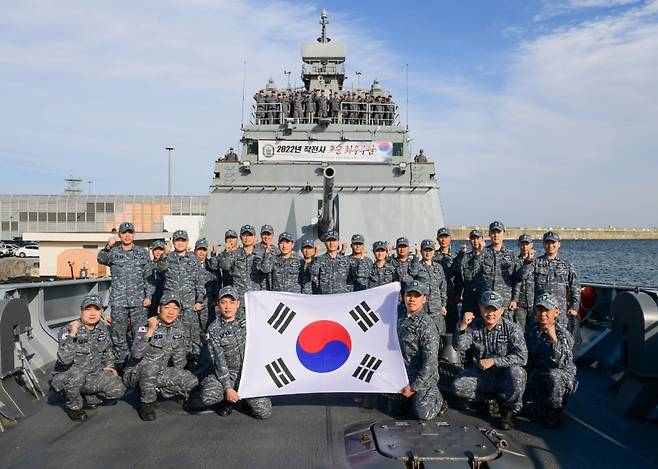2022년 해군 포술 최우수 전투함으로 선발된 1함대사령부 강원함 장병들이 기념사진을 촬영하고 있다. /사진제공=해군