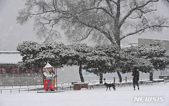 [수원=뉴시스] 김종택 기자 = 절기상 대설(大雪)을 하루 앞둔 6일 경기도 수원시 팔달구 화성행궁에서 시민들이 함박눈을 맞으며 걸어가고 있다. 2022.12.06. jtk@newsis.com