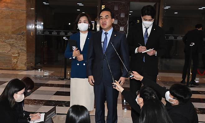 더불어민주당 박홍근 원내대표가 11일 이상민 행정안전부 장관 해임건의안을 의결한 국회 본회의를 마친 뒤 브리핑에서 취재진의 질문에 답하고 있다. 서상배 선임기자