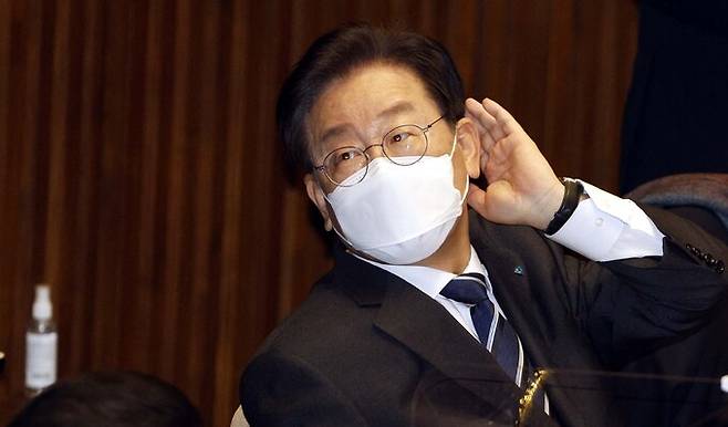 더불어민주당 이재명 대표가 11일 서울 여의도 국회에서 이상민 행정안전부 장관 해임건의안 처리를 위해 열린 본회의에 참석해 있다. 공동취재사진