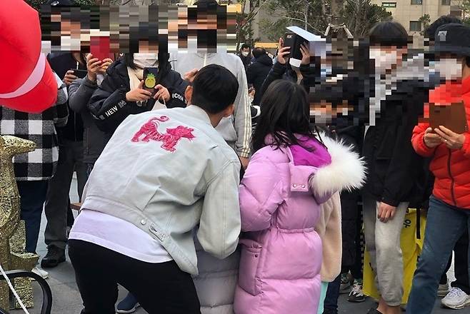 손준호와 사진을 촬영하기 위해 모여든 시민들. 손준호 인스타그램 캡처