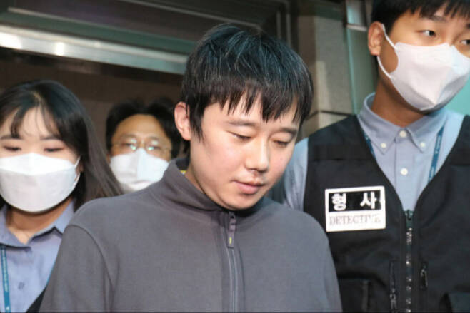 지난 10월21일 신당역 살해사건 피의자 전주환(앞줄 왼쪽)이 서울 남대문경찰서에서 검찰로 이송되고 있다. 연합뉴스