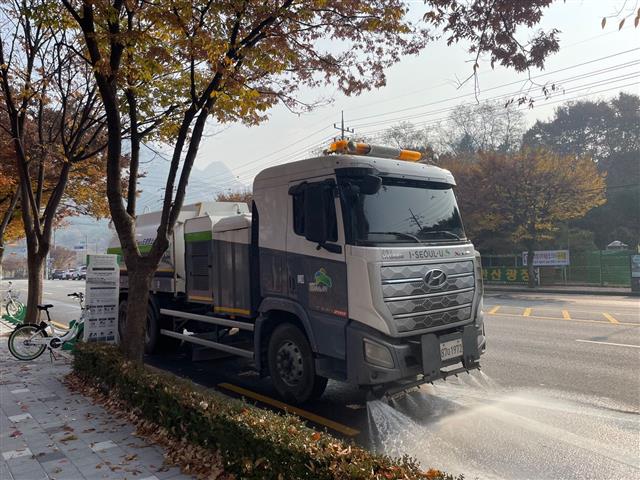 서울 은평구에서 미세먼지 계절관리제의 일환으로 미세먼지 저감 살수차가 도로 물청소를 하고 있다.은평구 제공