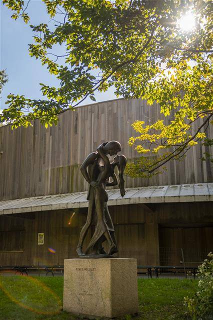 미국 뉴욕 센트럴파크는 자본주의도, 치솟는 물가도, 삶의 피로도 벗어 버릴 수 있는 도심 속 힐링 공간이다. 매년 여름 셰익스피어 연극 축제가 열리는 들라코트극장 주변에선 로미오와 줄리엣 동상을 만날 수 있다.이승원 작가 제공