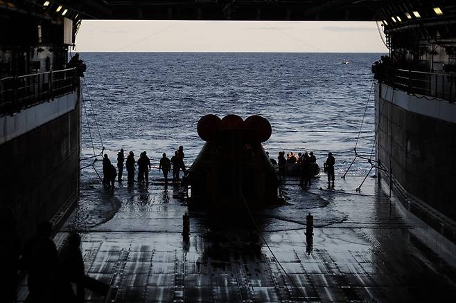 태평양에 착수한 오리온은 미 해군 회수함인 USS 포틀랜드에 인양되어 샌디에이고로 운반된다. AP 연합뉴스