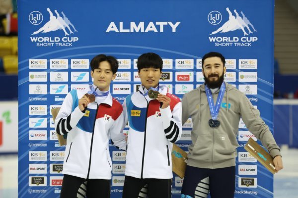 2022-23시즌 ISU 쇼트트랙 월드컵 3차 대회 500m 레이스에서 금메달을 따낸 김태성(가운데)과 동메달을 딴 장성우(왼쪽). 사진제공 | ISU 홈페이지