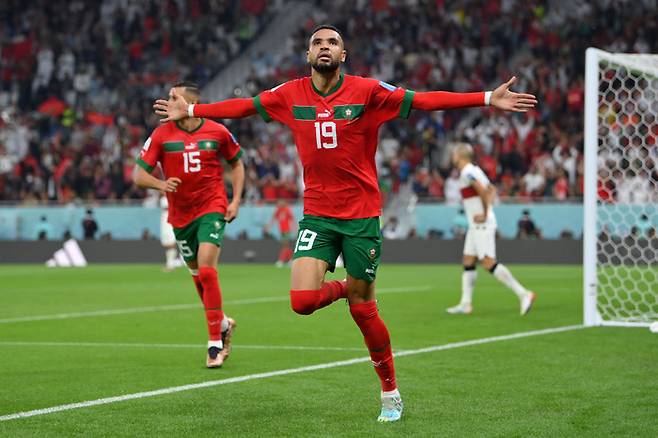 모로코 축구대표팀 유시프 누사이리가 2022 카타르 월드컵 모로코와 포르투갈의 8강전에서 골을 넣은 뒤 세리머니를 하고 있다. 게티이미지코리아
