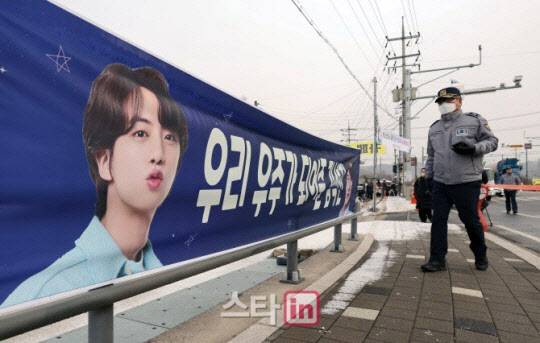 그룹 방탄소년단의 맏형 진(본명 김석진)의 입대일인 13일 경기도 연천 5사단 신병교육대 인근에 팬들이 걸어놓은 현수막이 보이고 있다.(사진=노진환 기자)