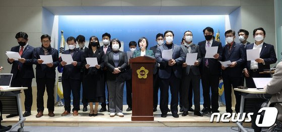 경기도의회 국민의힘 대표의원 ‘직무정지’ 사태에 경기도당위원장이 개입하면서 사태를 더욱 확산시키고 있다. 사진은 곽 대표의원(가운데) 등 대표단이 지난 12일 오후 브리핑룸에서 ‘대표의원 직무집행 정지’와 관련한 입장을 밝히고 있는 모습.(경기도의회 제공)/