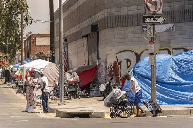 미국 로스앤젤렌스 스키드 로우 지역 거리에 노숙자 텐트가 줄지어 있다. [이미지출처=AP연합뉴스]