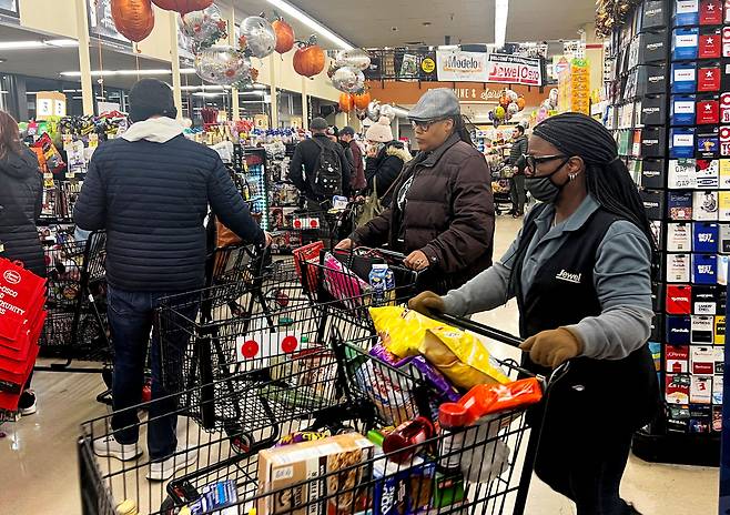 미국 일리노이주 시카고의 한 슈퍼마켓이 장을 보는 시민들로 붐비고 있다. /연합뉴스