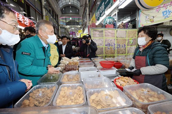 이상민 행정안전부 장관이 13일 오후 대전 전통시장에서 시장물품을 살펴보며 상인들을 격려하고 있다. 사진=행안부