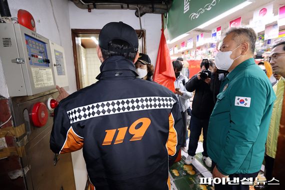 이상민 행정안전부 장관이 13일 오후 대전 전통시장을 방문해 화재취약요인을 안전점검 하고 있다. 사진=행안부