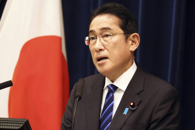 기시다 후미오 일본 총리가 10일 밤 일본 도쿄 총리관저에서 기자회견을 하고 있다. AP 연합뉴스