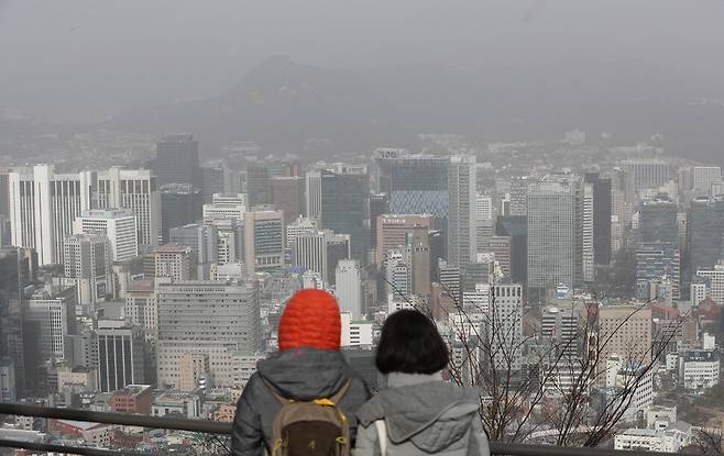 13일 오전 서울 남산타워에서 바라본 북악산 일대가 뿌옇게 흐려있다. 이번 황사는 14일에는 해소될 것으로 예상된다. 강창광 선임기자