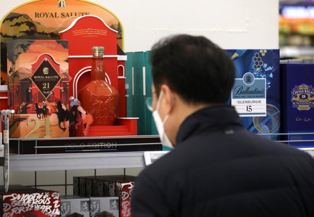 서울의 한 대형마트 주류 코너에 양주들이 진열돼 있다. 뉴시스 자료사진
