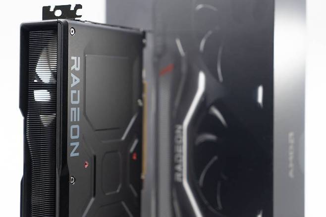 지난 11월 3일 공개된 AMD RDNA 3 아키텍처 기반의 그래픽 카드, AMD 라데온 RX 7900 XTX. 출처=IT동아