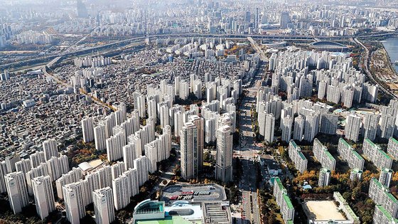 부동산 시장이 얼어붙고 있다. 서울 아파트값은 내년에도 4%가 더 하락할 것이란 전망이다. 롯데월드타워 전망대에서 바라본 아파트 단지. [뉴스1]