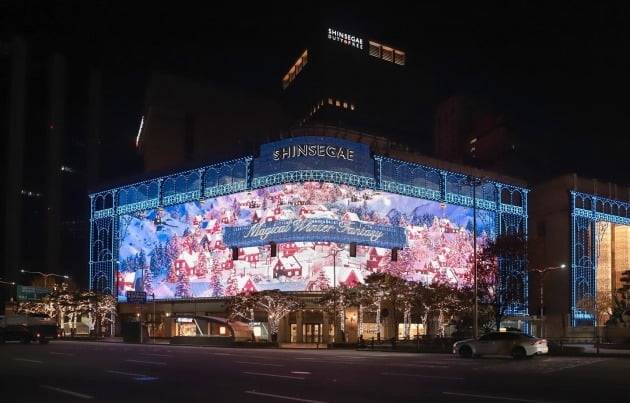 신세계백화점 본점 외관에 설치된 미디어 파사드. 이를 관람하기 위해 백화점 주변 일대는 연일 인산인해다.