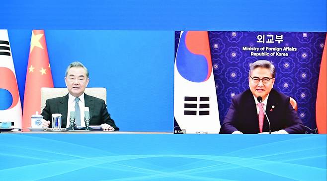 Foreign Minister Park Jin (right) and his Chinese counterpart hold a video conference on Monday. (Ministry of Foreign Affairs)