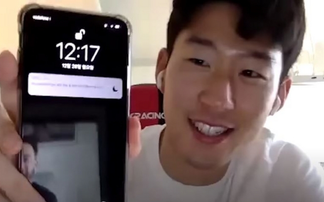 손흥민이 자신의 아이폰을 보여주는 모습. 유튜브 캡처