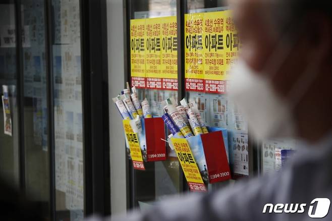 서울 강북구 수유동 한 신축 아파트 상가에 입주된 아파트 분양 사무실 앞에 이파트 할인 분양을 알리는 홍보 포스터가 놓여 있다. /사진제공=뉴스1