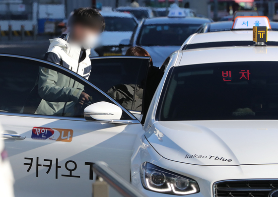 (서울=뉴스1) 허경 기자 = 사진은 24일 서울역에서 주행중인 카카오T 택시 모습. 2022.2.24/뉴스1