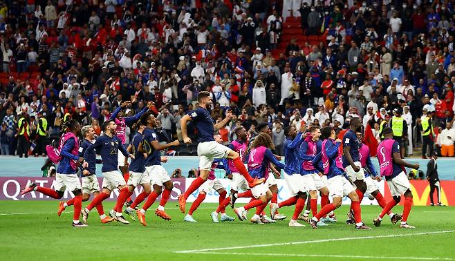 프랑스 축구대표팀이 월드컵 2연패에 성공할 수 있을까. 사진은 프랑스 대표팀 선수들이 카타르월드컵 4강 진출 확정 후 기뻐하는 모습. /사진=로이터